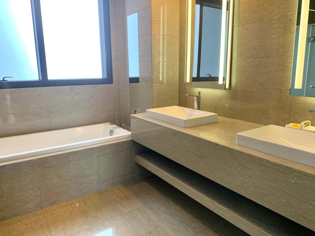 1 Park Avenue 3Bedroom バスタブ付きバスルーム