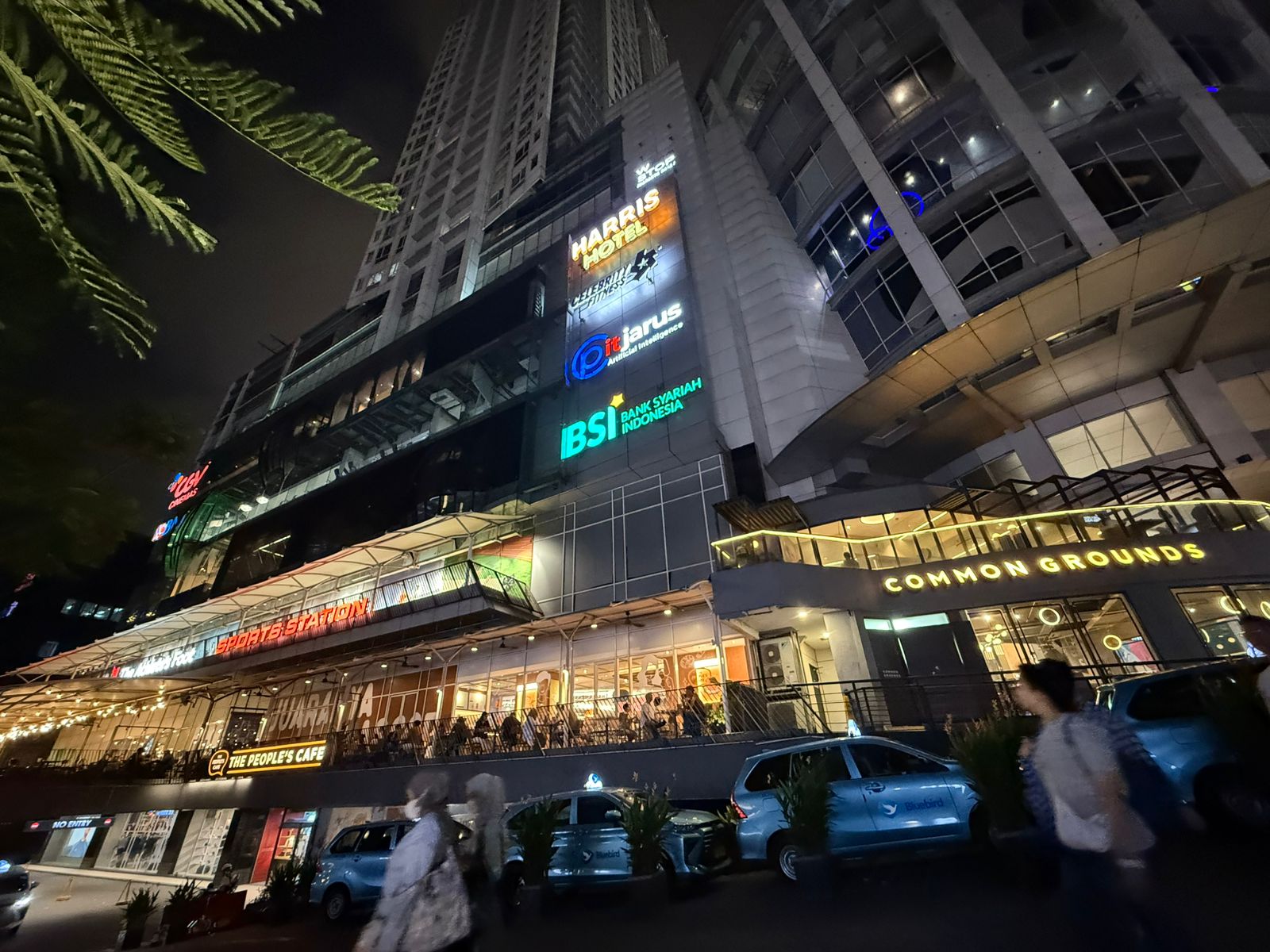 夜も賑わうFX Sudirman