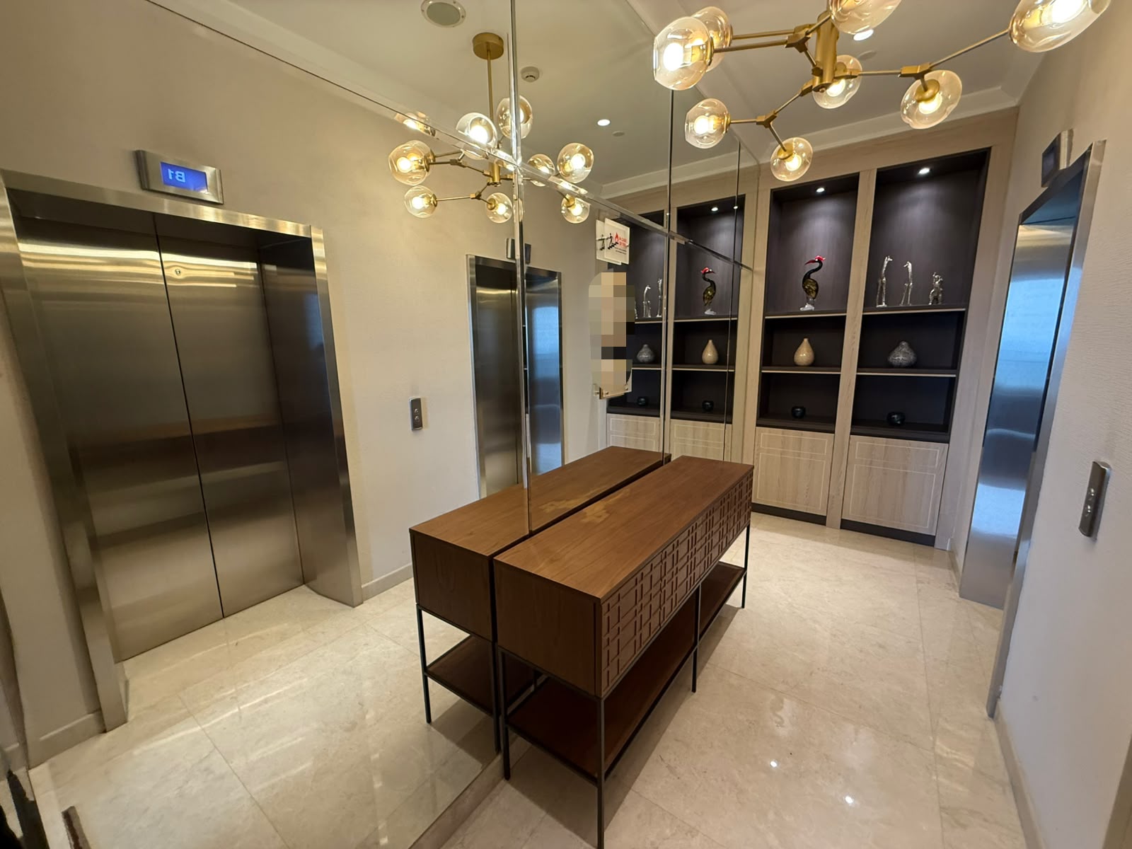 Pondok Indah Residences プライベートリフト玄関