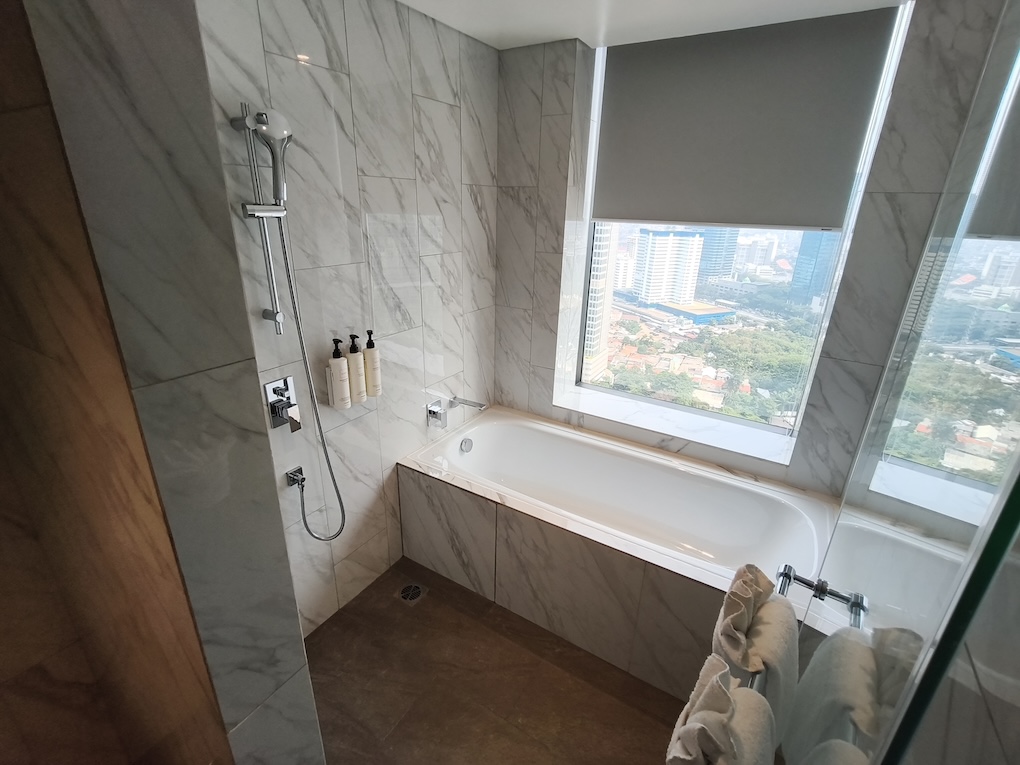 Swissôtel Living Jakarta Mega Kuningan バスルーム